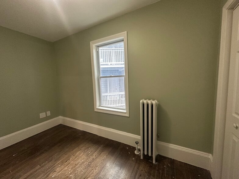 Building Photo - 13 Gladstone St