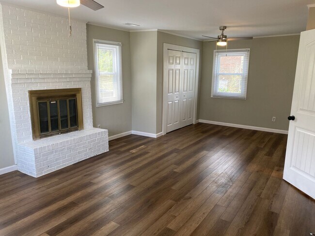 Building Photo - AVAILABLE TO SHOW!!!