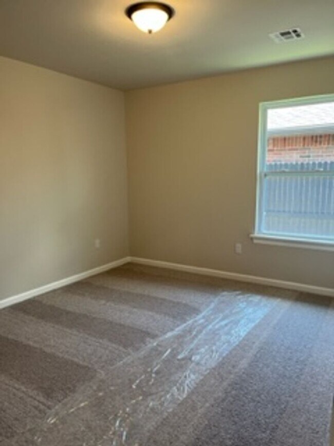 Building Photo - 12024 SW 10th-