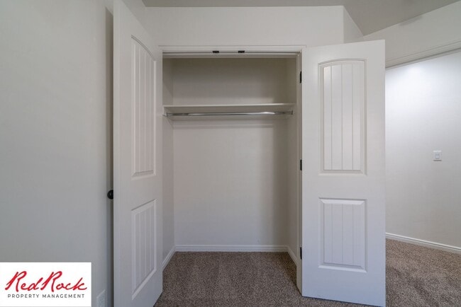 Building Photo - Conveniently located 3 Bedroom Townhome