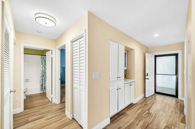 Building Photo - 827 Oak Harbour Dr