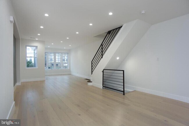 Building Photo - 5844 Fernwood St