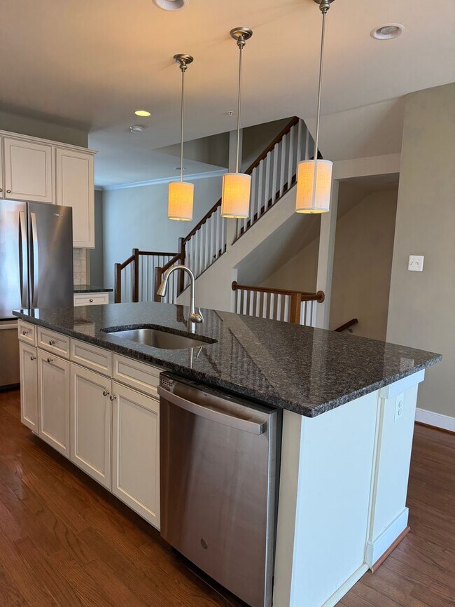 Building Photo - 4 LEVEL TOWNHOUSE WITH 2 CAR GARAGE, WALKING DISTANCE TO DOWNTOWN CROWN