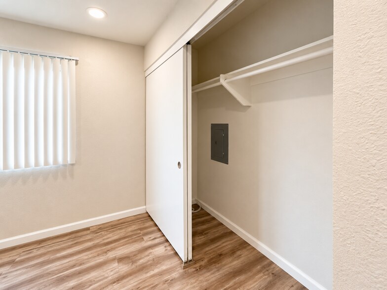 Building Photo - 9906 Buena Vista Dr