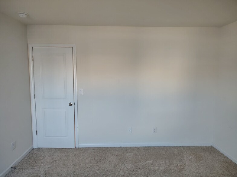 Building Photo - Room in House on Pennyroyal Wy