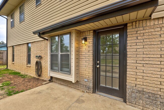 Building Photo - 816 N Briarcliff Dr