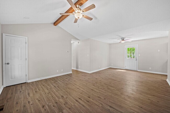 Building Photo - Beautifully Renovated Home!