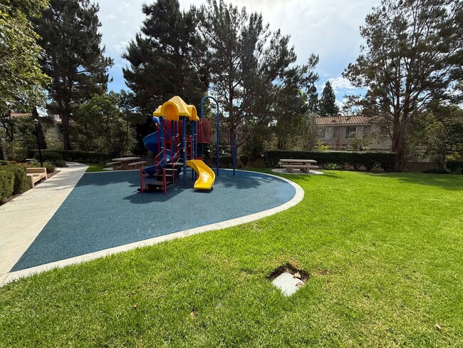 Building Photo - Cute Townhome near Camarillo High School