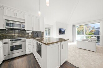 Building Photo - Coastal Corner Loft, Quiet, Bright & Stylish