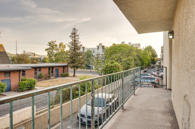 Building Photo - 5460 White Oak Ave