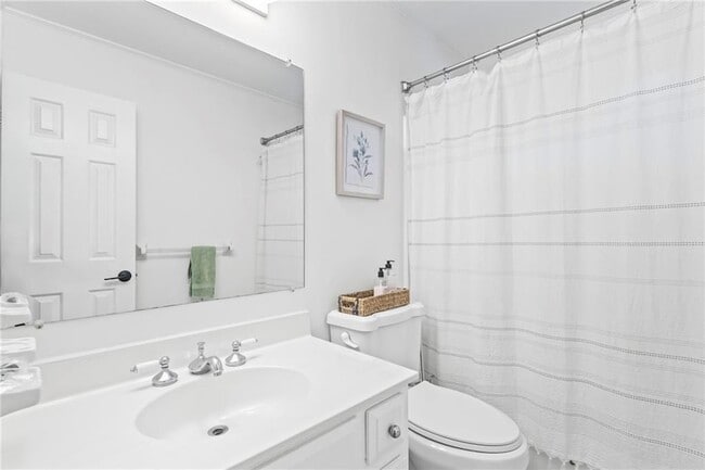 Building Photo - 3201 Lakeridge Dr SE