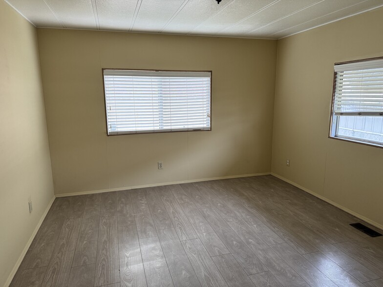 Building Photo - 610 W Heather Ave