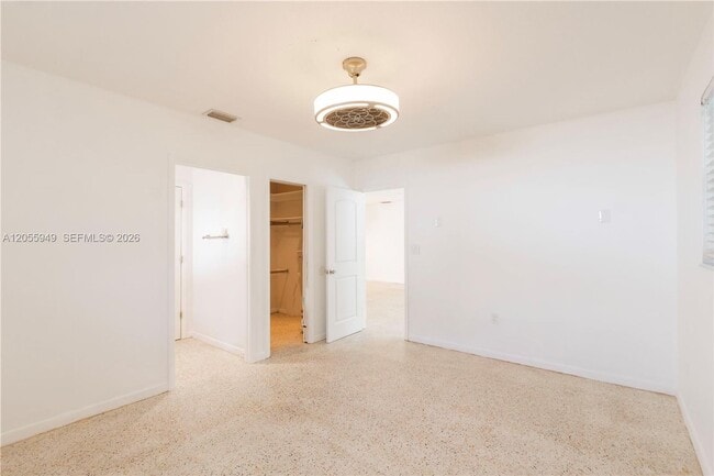 Building Photo - 565 NE 160th Terrace