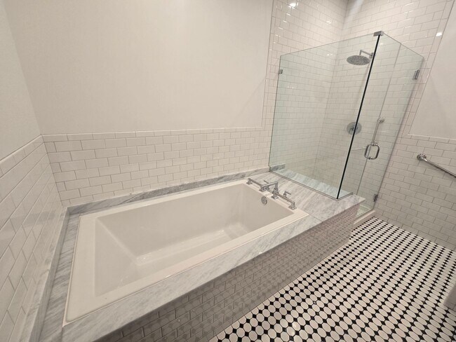 Building Photo - 1815 Main St