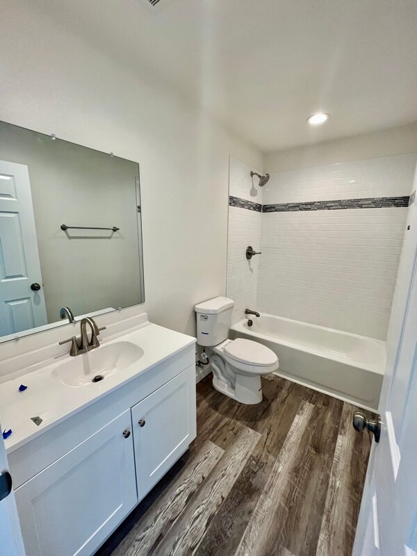 Building Photo - 467 E Laporte Pl
