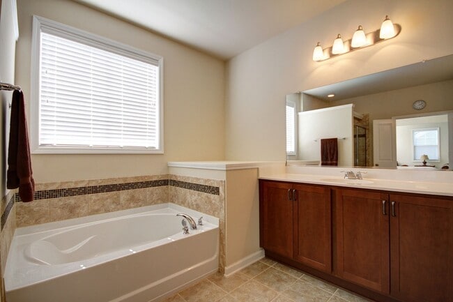 Building Photo - Stunning 4 bedroom in Park West - Mt. Pleasant