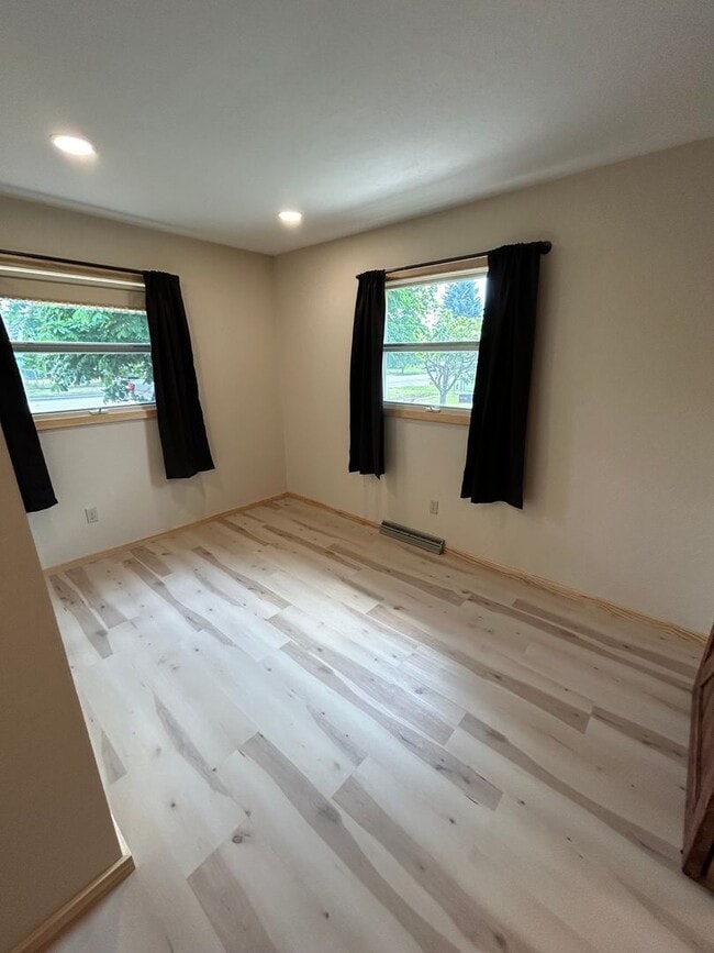 Building Photo - 302 6th Ave W