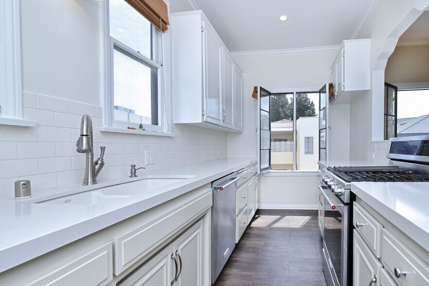 Building Photo - 724 S Genesee Ave