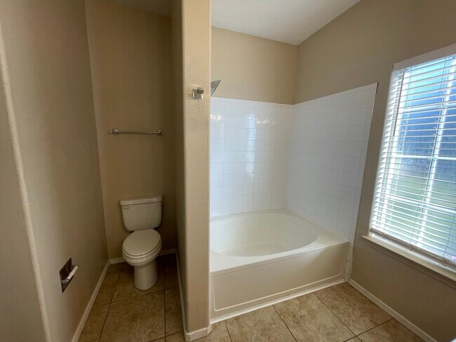 Building Photo - 7243 Natalie Janae Ln NE