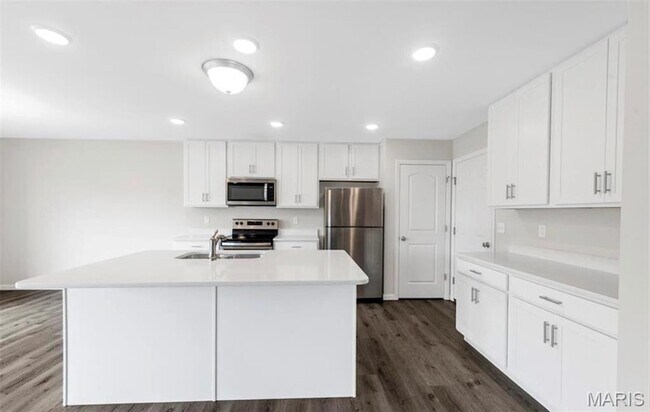 Building Photo - 4602 Siesta Dr