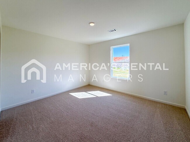 Building Photo - Modern 2 Bed, 1 Home in Sandy Ridge! Available to View Now!!!