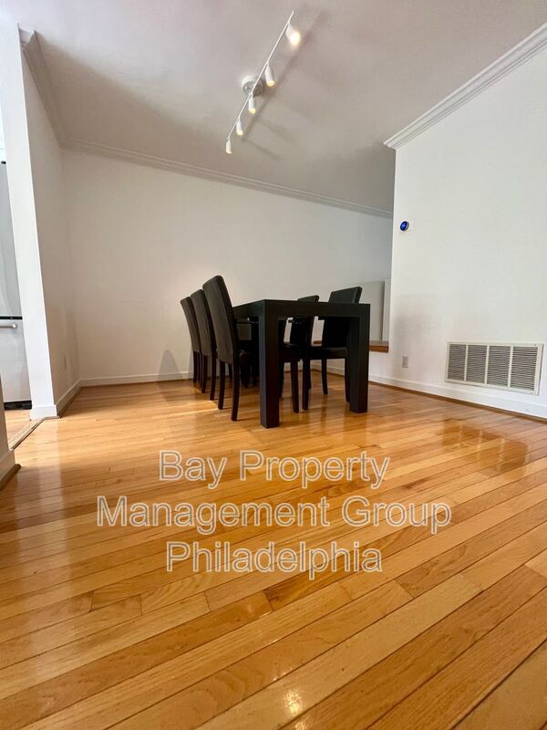 Building Photo - 834 N Newkirk St