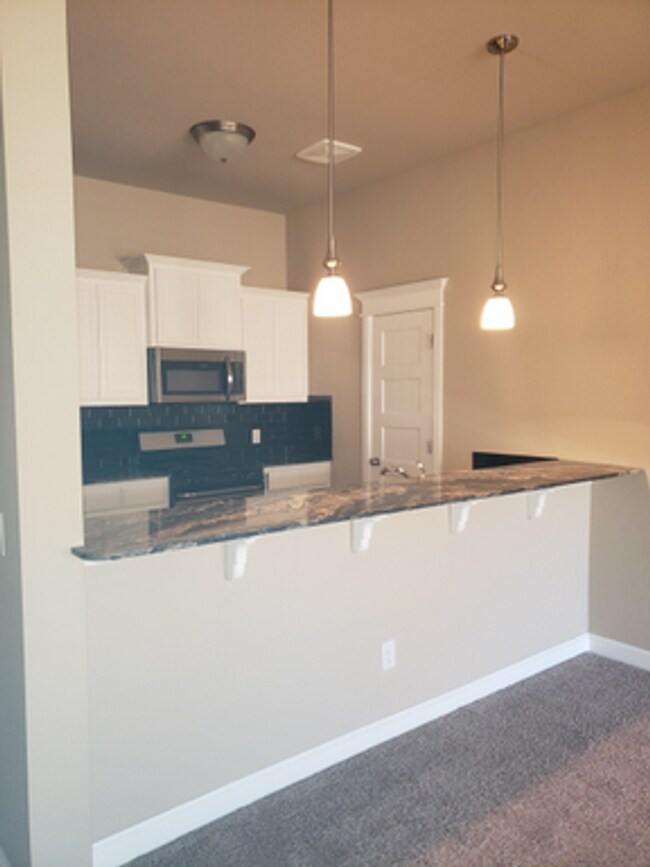 Building Photo - HOME FOR THE HOLIDAYS 1 MONTH FREE