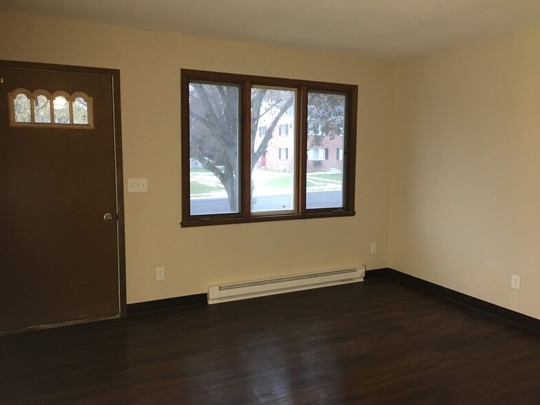 Front living room - 1779 New St