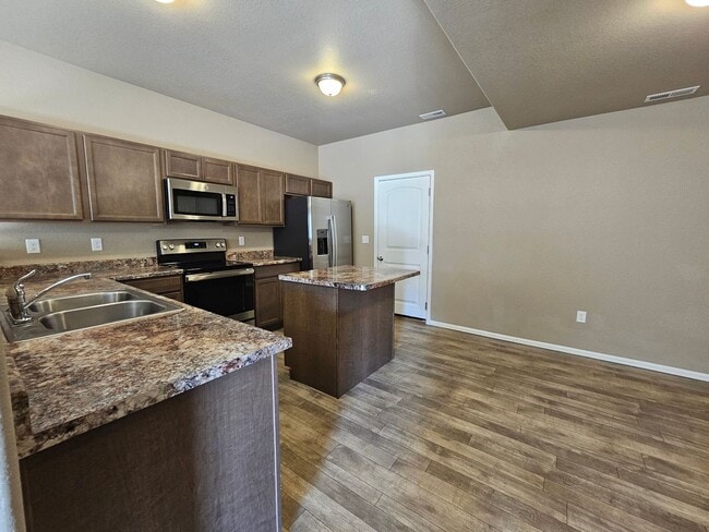Building Photo - 3 bed-3 bath Townhome with AC!!!