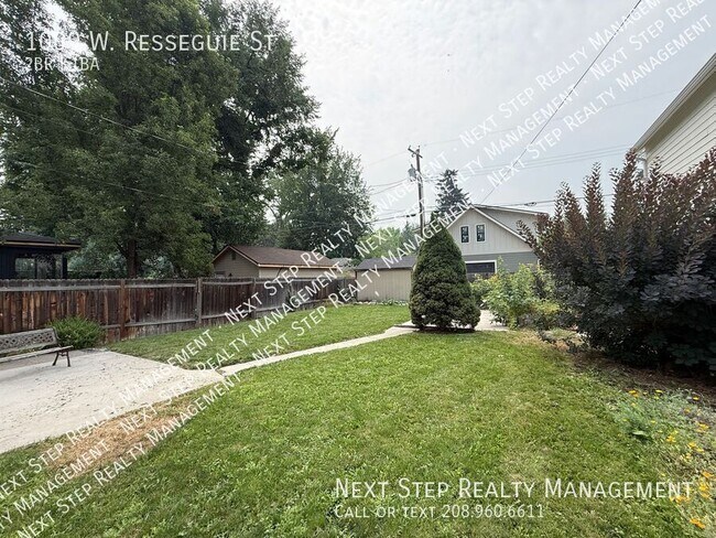 Building Photo - 1009 W Resseguie St