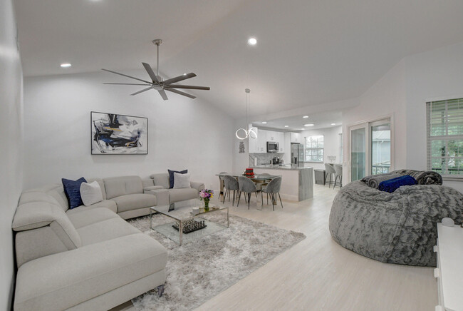 Building Photo - 6553 Via Regina