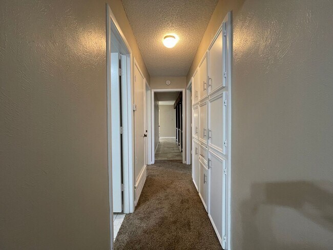 Building Photo - COMING SOON 3 BEDROOM 2.5 BATH SPACIOUS HO...