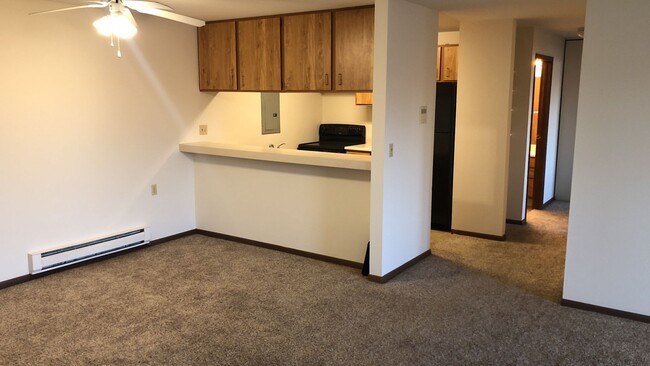 Building Photo - Spacious 2 bed 1.5 bathroom Condominium