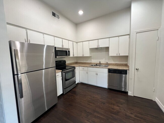 Building Photo - 10432 High Hollows Dr