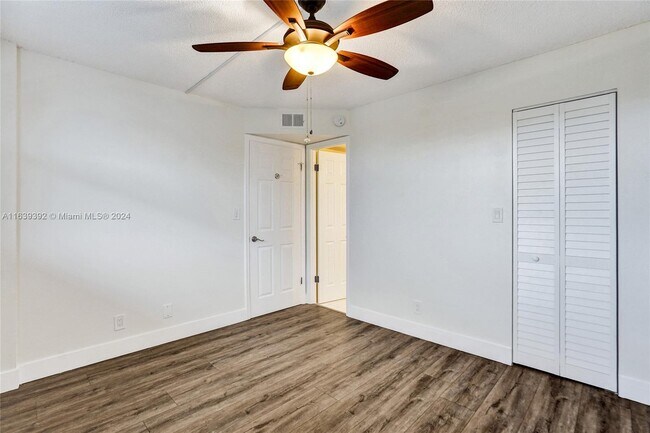 Building Photo - 119 Royal Park Dr