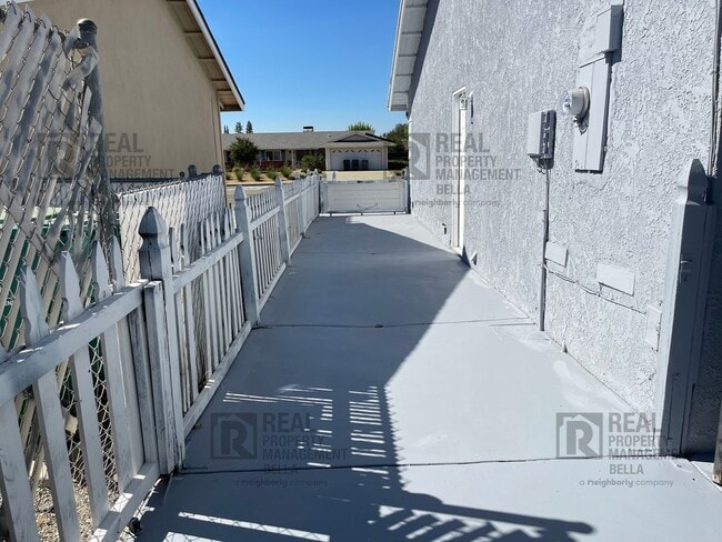 Building Photo - 55+ Community Gem: Open Floor Plan, Large Backyard & Clubhouse Amenities