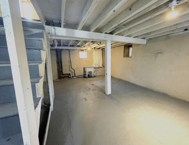 Building Photo - 4713 N Commercial Ave