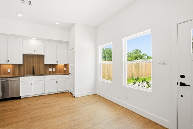 Building Photo - 7841 Sunnyhill St