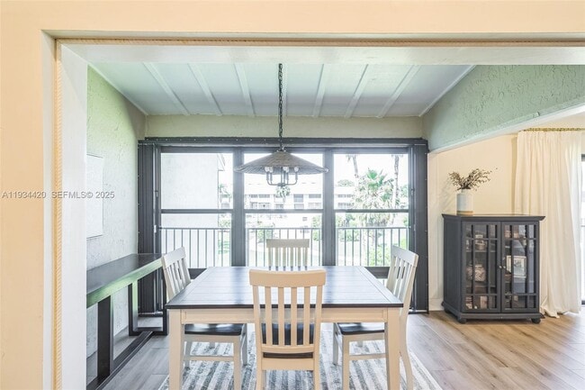 Building Photo - 3207 S Lakeview Cir