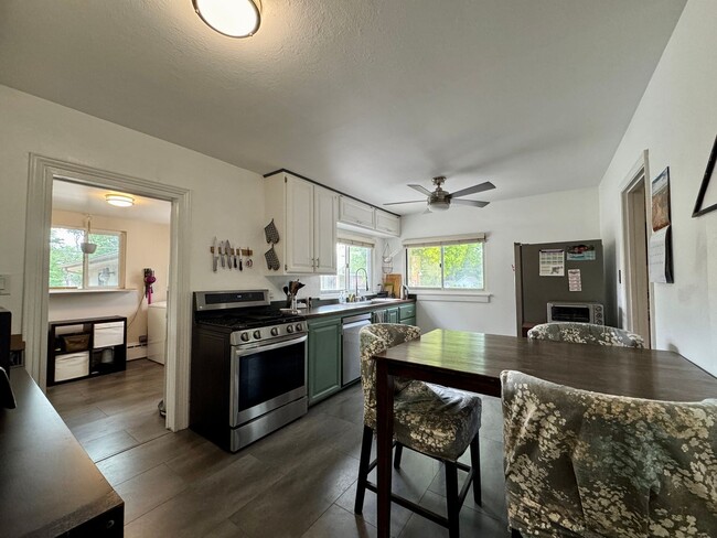 Building Photo - Beautiful 2 Bedroom Ranch Home Furnished o...