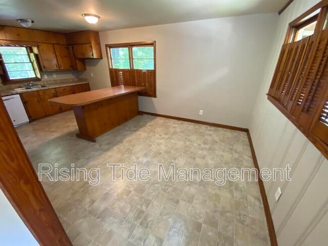 Building Photo - 537 Camellia Rd