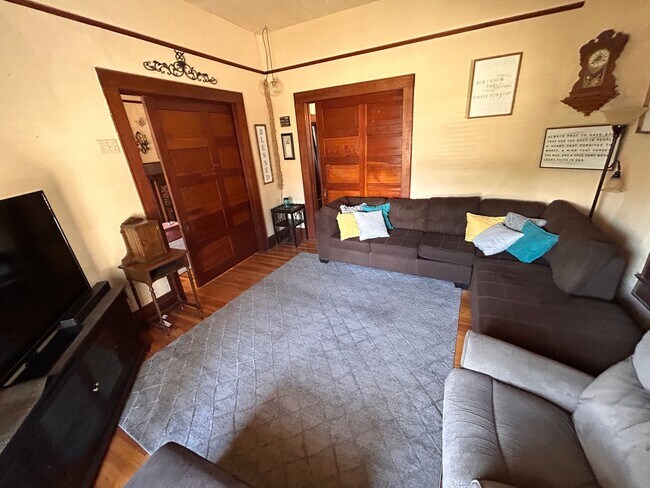 Building Photo - Lovely Historical Home