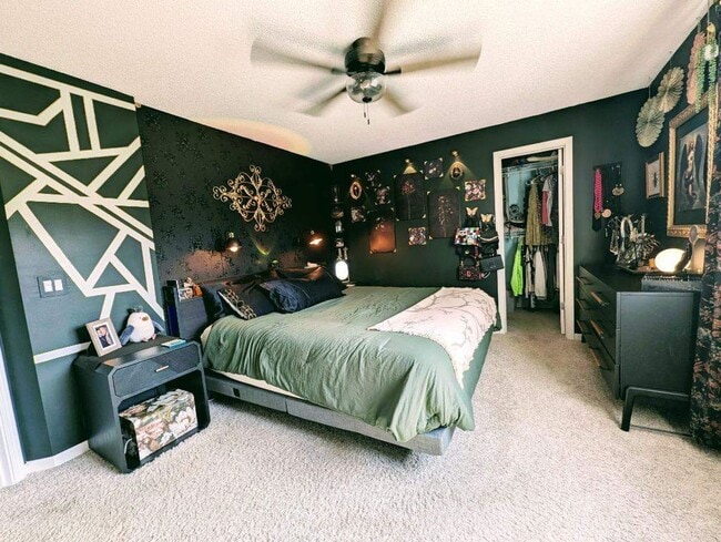 Building Photo - Updated 2 Br / 2 Ba End Unit TH w/ 2-Car G...