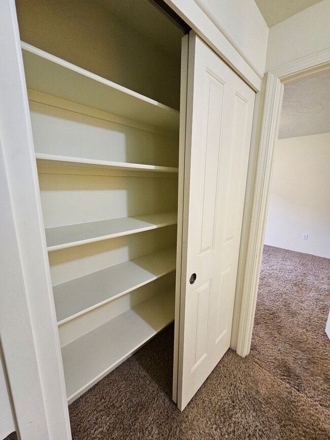 Building Photo - Lovely Central Point Home in Convenient Location