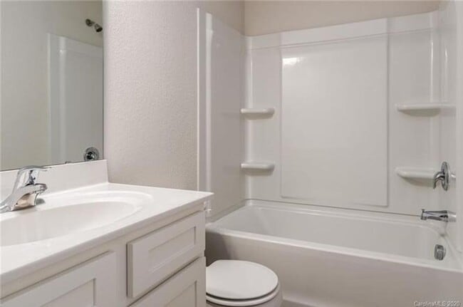 Building Photo - Beautiful 3 Bedroom with 2.5 Baths and 2-Car Garage.