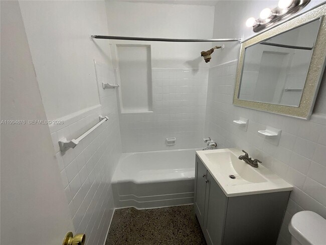 Building Photo - 661 NE 138th St