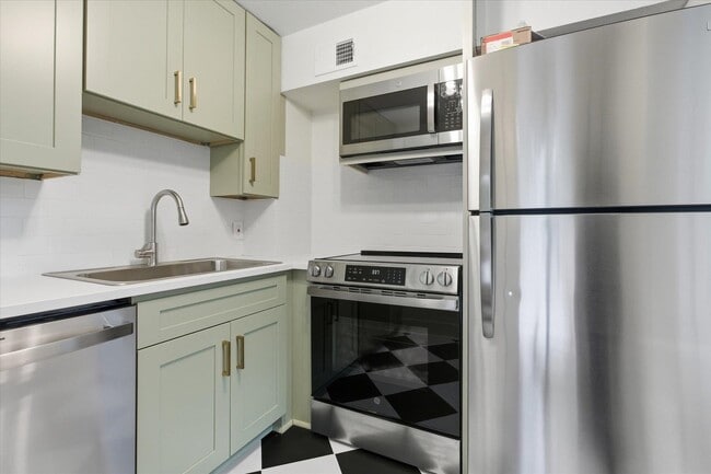 Building Photo - 421 E Jennings St