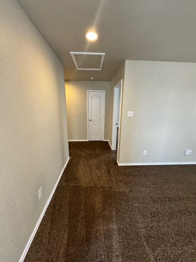 Building Photo - Ready for Move In! Spacious 4 bedroom 3 ba...