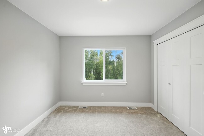 Building Photo - Charming & Updated 4BD/2.5BA!