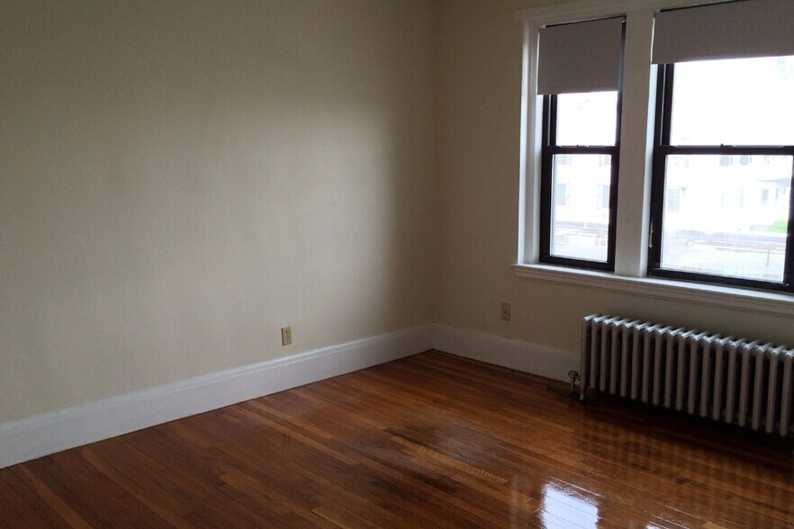 Building Photo - 347 Pleasant St